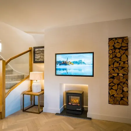 펜션 Hollybush Barn At The Heaning Estate