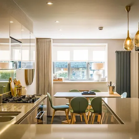 펜션 Hollybush Barn At The Heaning Estate